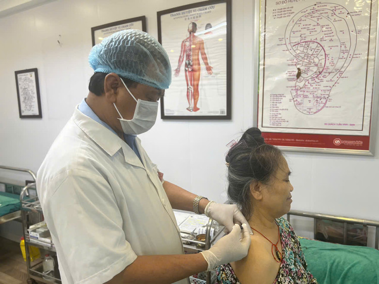 BS Quách Tuấn Vinh thực hiện châm cứu, cấy chỉ cho bệnh nhân