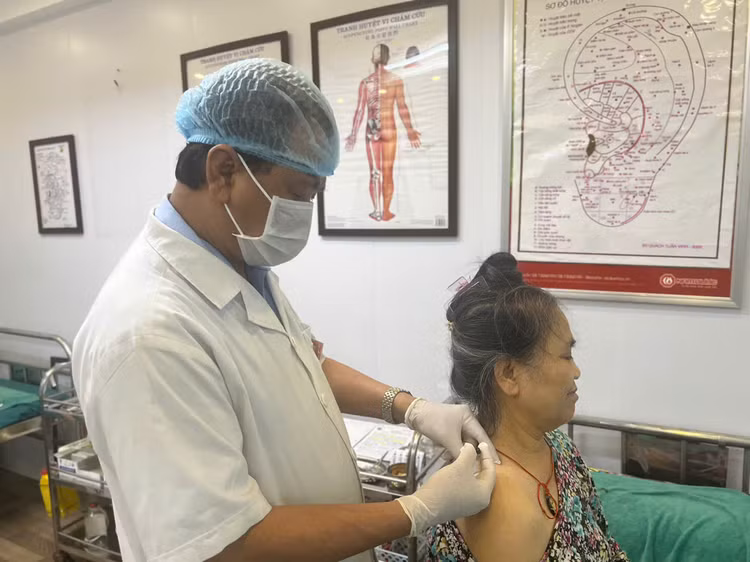 BS Quách Tuấn Vinh thực hiện châm cứu, cấy chỉ cho bệnh nhân