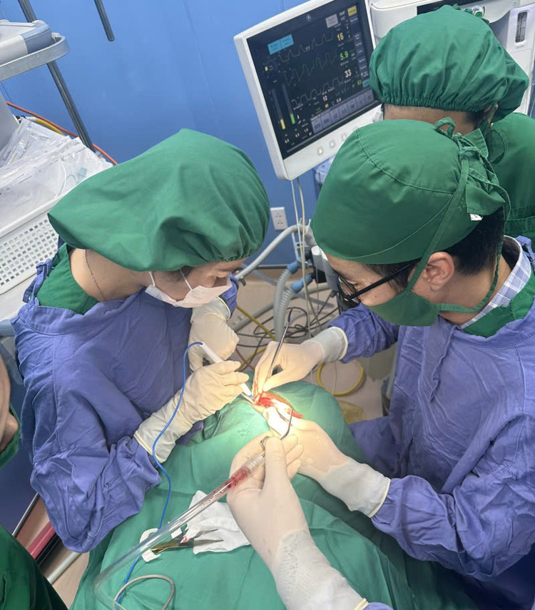 Các bác sĩ đang tiến hành phẫu thuật cho bệnh nhân - Ảnh BVCC