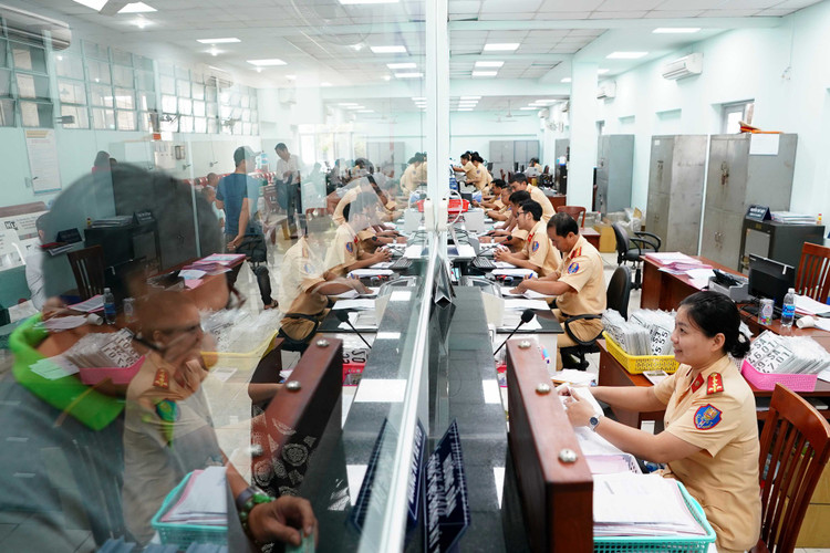 Từ 15/8: Chuyển biển số cũ sang biển số định danh thế nào? ảnh 1 Từ 15/8: Chuyển biển số cũ sang biển số định danh thế nào? ảnh 1