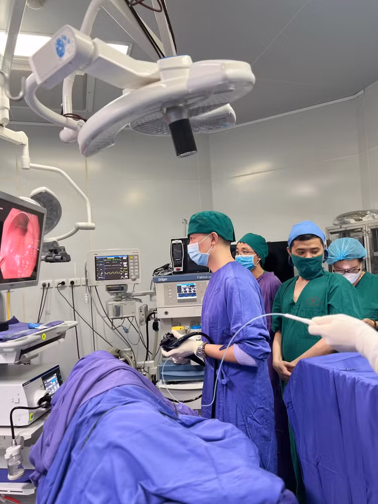 ThS.BS Trần Đức Cảnh thực hiện nội soi phát hiện ung thư đường tiêu hóa