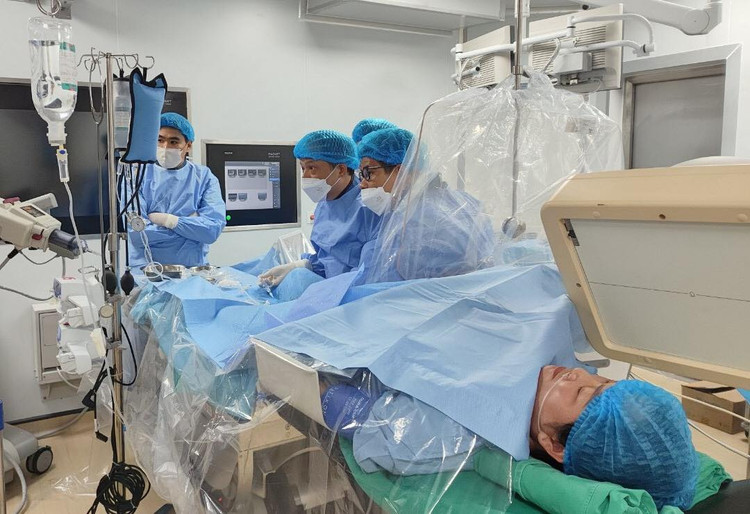 Ca can thiệp đặt stent mạch não chuyển dùng được các bác sĩ Trung tâm Đột quỵ Bệnh viện Đa khoa tỉnh Phú Thọ thực hiện - Ảnh BVCC