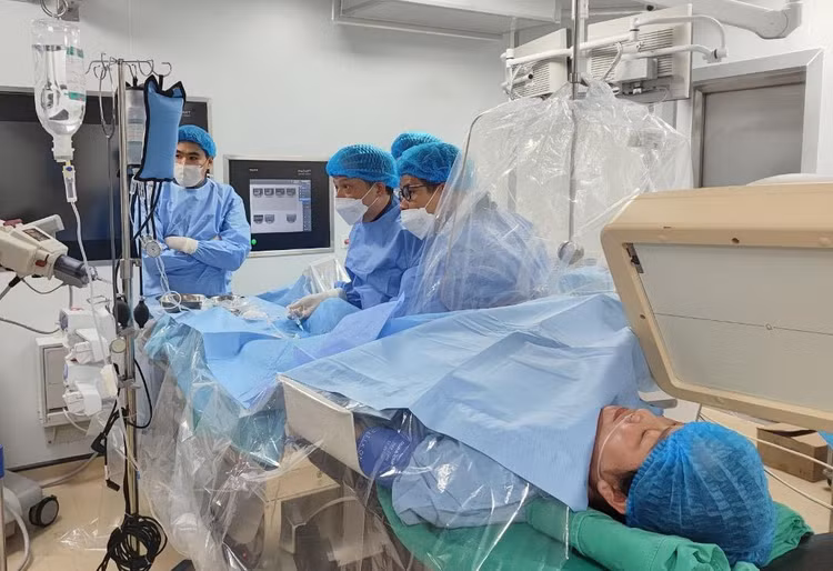 Ca can thiệp đặt stent mạch não chuyển dùng được các bác sĩ Trung tâm Đột quỵ Bệnh viện Đa khoa tỉnh Phú Thọ thực hiện - Ảnh BVCC