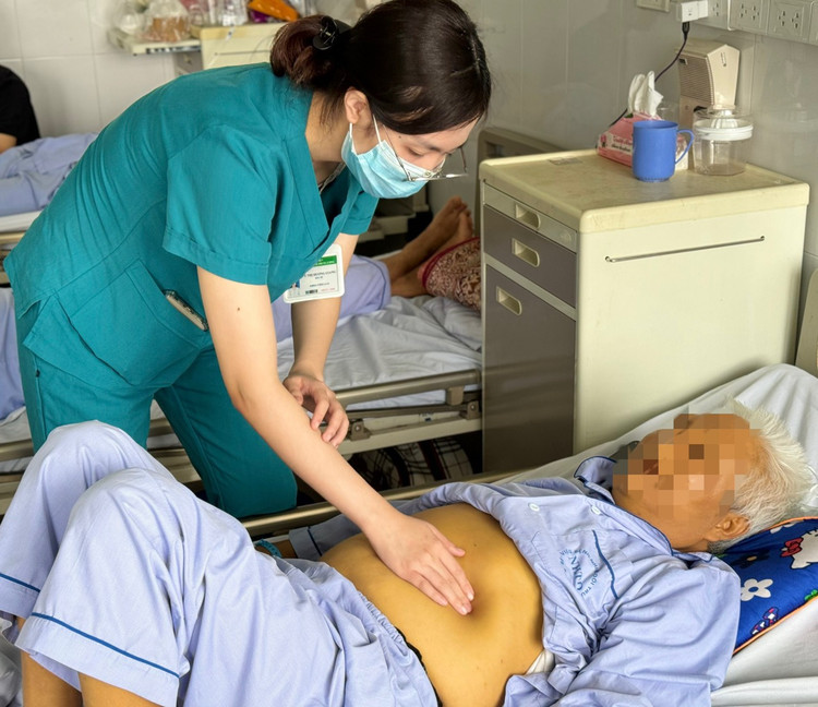 Thăm khám cho bệnh nhân bị tổn thương gan mật do dùng thuốc sai cách - Ảnh BVCC