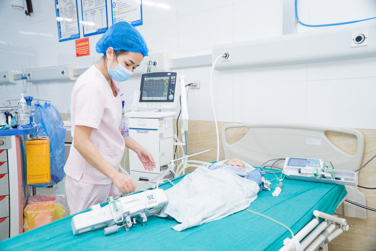 Bé 10 tháng phải phẫu thuật cắt đoạn đại tràng do lồng ruột gây hoại tử - Ảnh BVCC