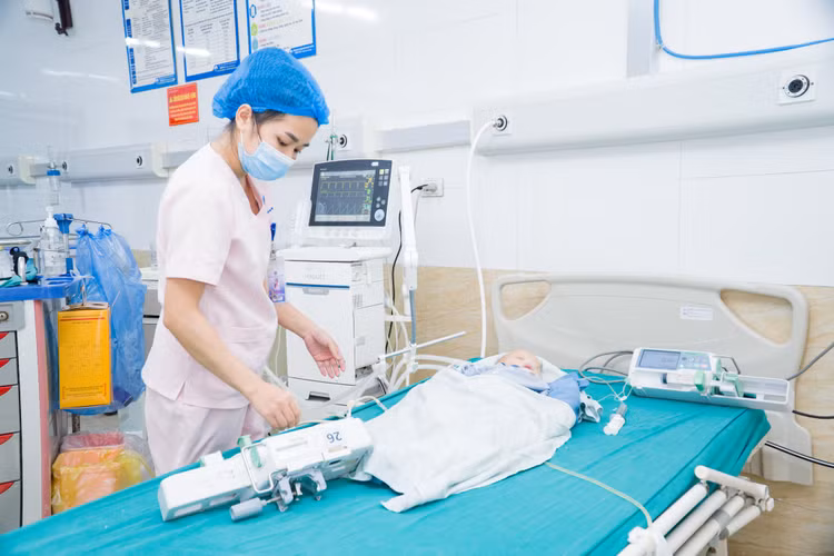 Bé 10 tháng phải phẫu thuật cắt đoạn đại tràng do lồng ruột gây hoại tử - Ảnh BVCC