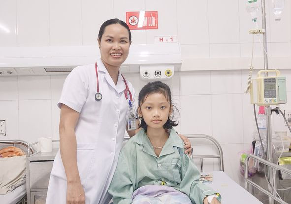 Bác sĩ CKII Nguyễn Thị Huyền, Trưởng Khoa Nhi khám lại cho bệnh nhi - Ảnh BVCC