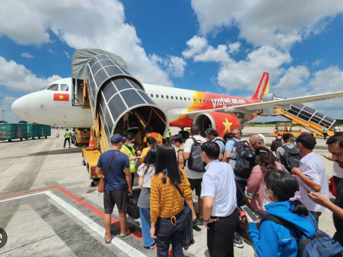 Giá vé máy bay nội địa tăng từ 1/3 ảnh 1