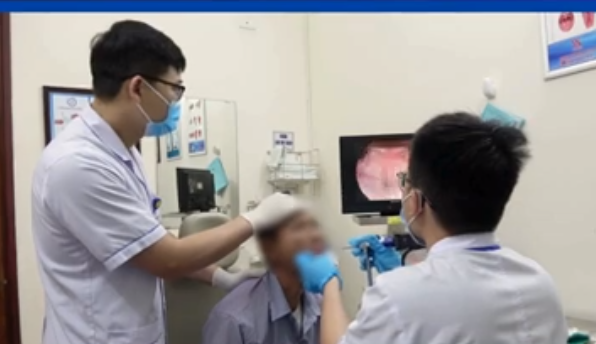 Các bác sĩ Bệnh viện nội tiết TƯ thực hiện gắp đỉa cho bệnh nhân