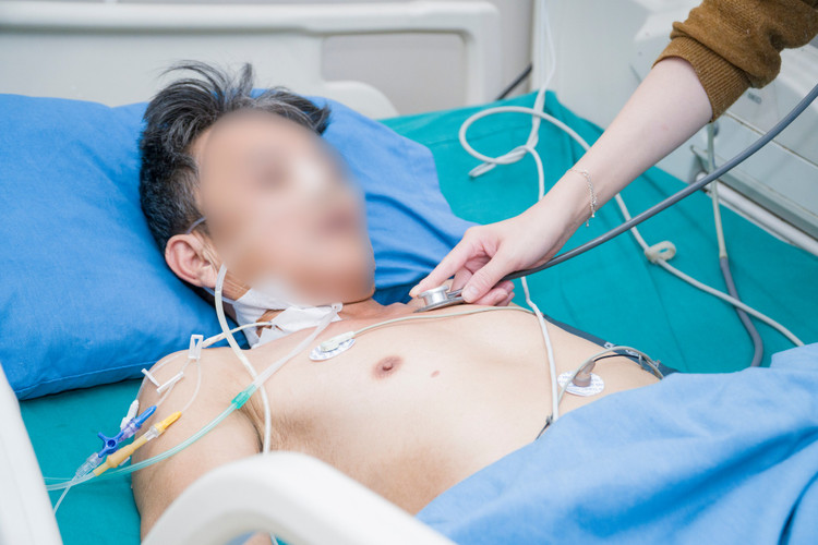 Đang khỏe mạnh bỗng khó thở và ngừng tim, vì sao? ảnh 1