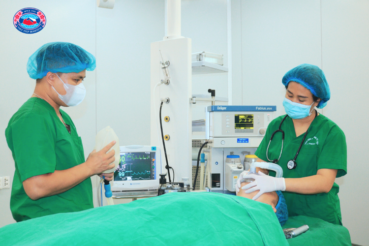 Các y, bác sĩ triển khai công tác gây mê cho người bệnh trước khi phẫu thuật tại Khoa Gây mê hồi sức cơ sở An Đồng, Bệnh viện Hữu nghị Việt Tiệp
