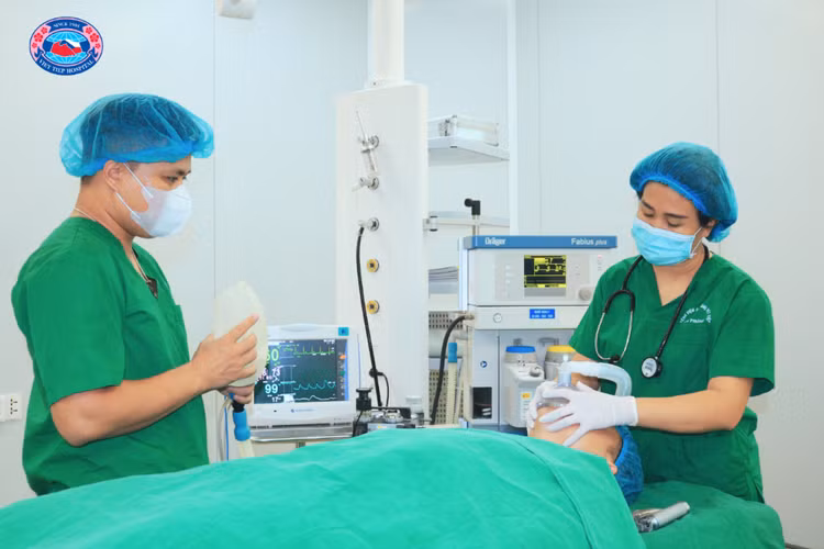 Các y, bác sĩ triển khai công tác gây mê cho người bệnh trước khi phẫu thuật tại Khoa Gây mê hồi sức cơ sở An Đồng, Bệnh viện Hữu nghị Việt Tiệp