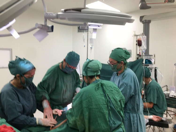 Phẫu thuật lấy thai trên sản phụ rau tiền đạo trung tâm xuất huyết lai láng