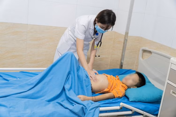 Bé 8 tuổi đau bụng sau ăn không ngờ viêm mao mạch dị ứng nghiêm trọng ảnh 1