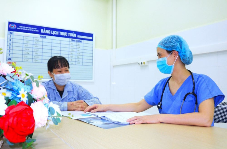 Bác sĩ Khoa Gây mê hồi sức cơ sở An Đồng, Bệnh viện Hữu nghị Việt Tiệp thực hiện thăm khám và tư vấn, hướng dẫn chế độ dinh dưỡng phù hợp cho người bệnh trước khi phẫu thuật