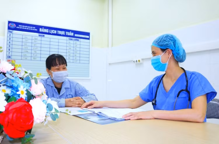 Bác sĩ Khoa Gây mê hồi sức cơ sở An Đồng, Bệnh viện Hữu nghị Việt Tiệp thực hiện thăm khám và tư vấn, hướng dẫn chế độ dinh dưỡng phù hợp cho người bệnh trước khi phẫu thuật