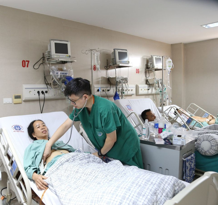 Cắt kén khí phổi khổng lồ cứu người bệnh thường xuyên đau tức ngực, khó thở ảnh 2