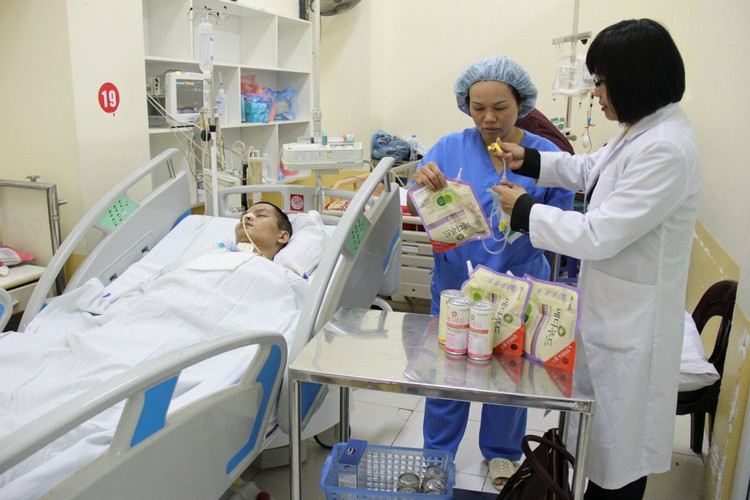 Chuyên gia mách cách chế biến súp cho người bệnh nuôi ăn qua ống thông ảnh 1