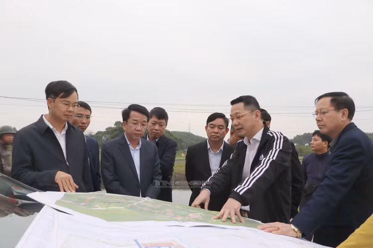 Ngày 14/2, Đoàn công tác của tỉnh do Phó Chủ tịch Nguyễn Thanh Bình làm Trưởng đoàn đã đi kiểm tra tiến độ thực hiện Dự án xây dựng Sân vận động tỉnh, Dự án xây dựng Trung tâm thể dục thể thao và Trường Phổ thông năng khiếu thể dục thể thao tại xã Phúc Trìu, TP Thái Nguyên (Nguồn:thainguyen.gov.vn).