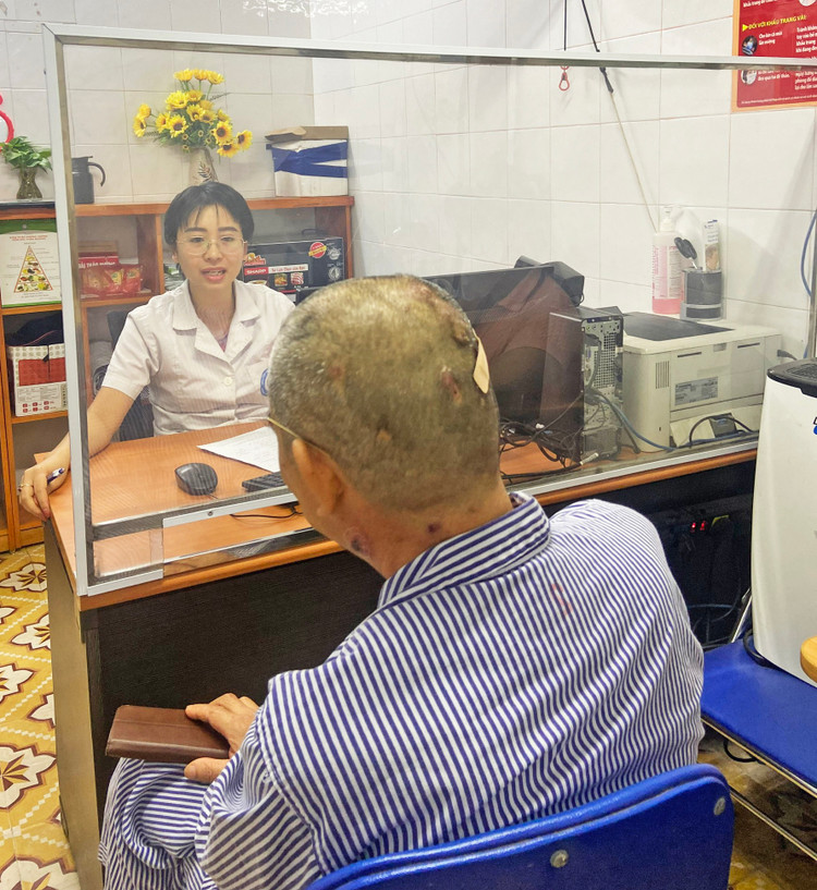 Bác sĩ Nguyễn Kim Anh, Khoa Cấp cứu, Bệnh viện Nội tiết Trung ương tư vấn cho bệnh nhân - Ảnh BVCC