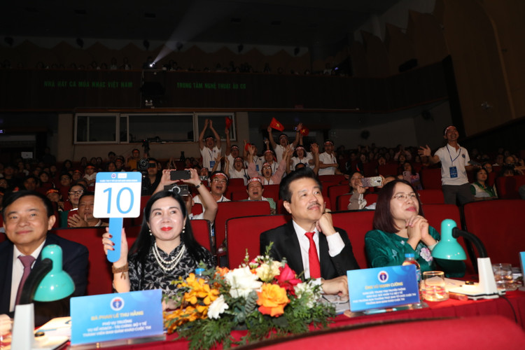 Ban giám khảo làm việc và chấm điểm