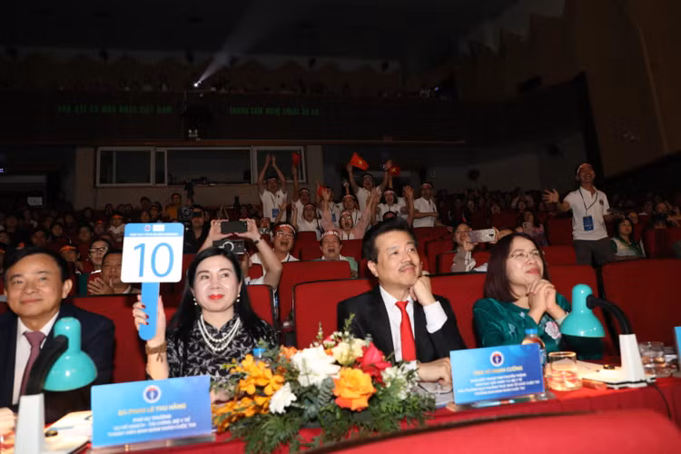 Ban giám khảo làm việc và chấm điểm