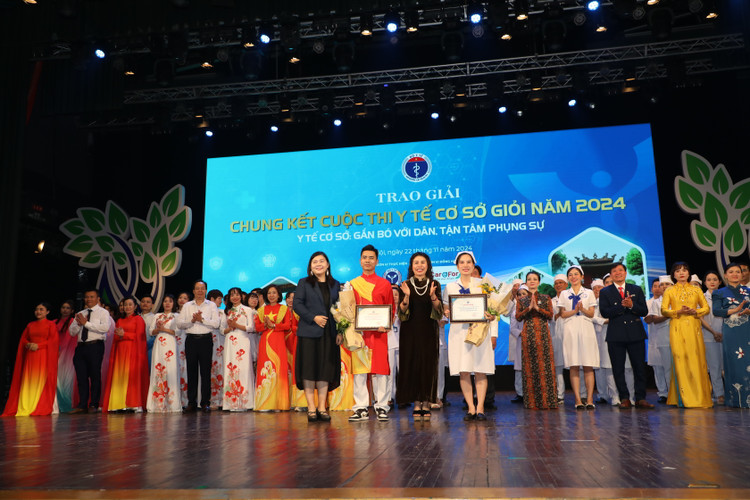 Đại diện nhà tài trợ trao giải Nam nữ diễn viên xuất sắc nhất