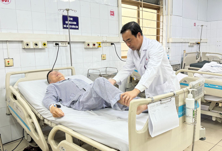 Bác sĩ CKII Lương Toàn Thắng kiểm tra vận động khớp cho người bệnh.- Ảnh BVCC