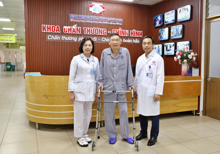 Bệnh nhân phẫu thuật bằng kỹ thuật SuperPath phấn khởi tập đi lại sau mổ 2 ngày - Ảnh BVCC