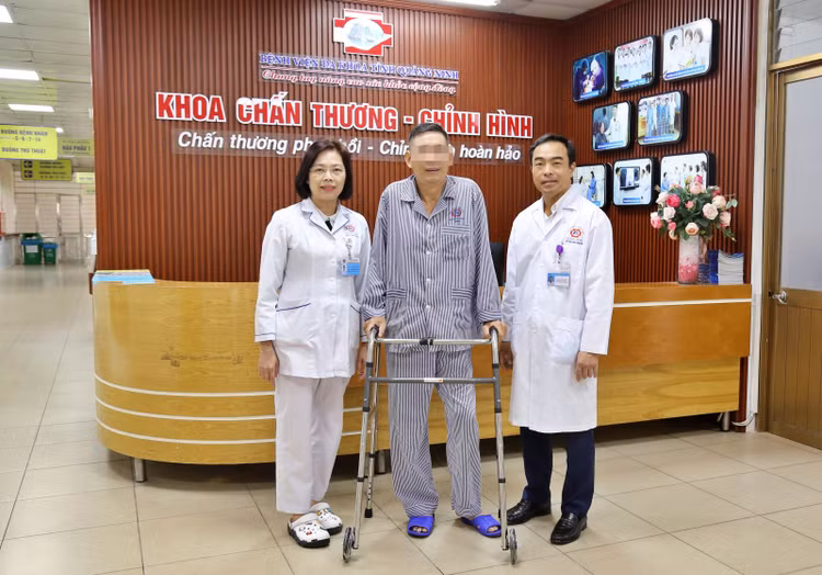 Bệnh nhân phẫu thuật bằng kỹ thuật SuperPath phấn khởi tập đi lại sau mổ 2 ngày - Ảnh BVCC