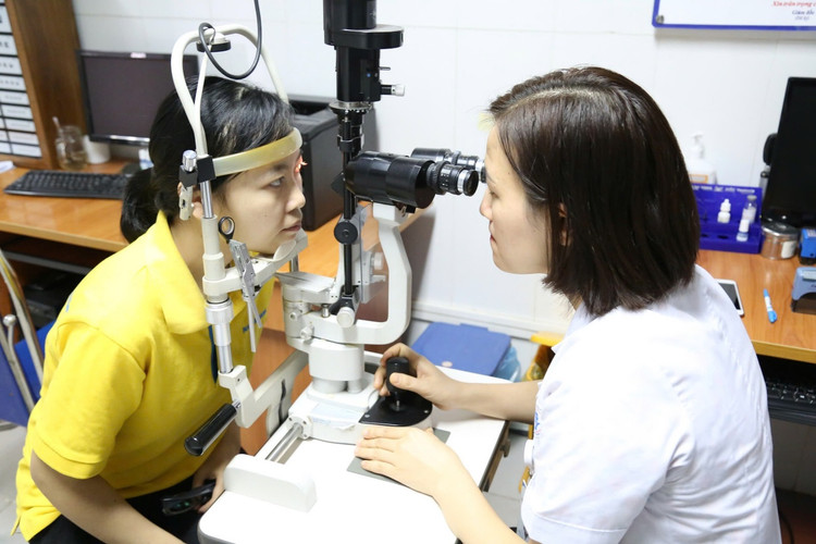 Thăm khám cho bệnh nhân viêm kết mạc tại Bệnh viện Đa khoa Phú Thọ - Ảnh BVCC