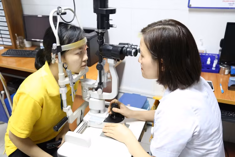 Thăm khám cho bệnh nhân viêm kết mạc tại Bệnh viện Đa khoa Phú Thọ - Ảnh BVCC