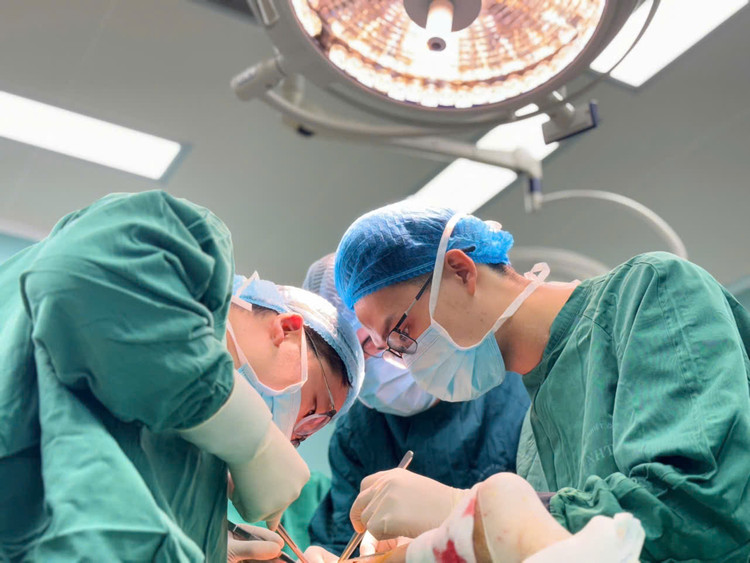 Ca phẫu thuật tạo hình cho bệnh nhân - Ảnh BVCC