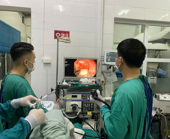 Bác sĩ Nguyễn Quảng Đại cùng ê-kíp thực hiện nội soi can thiệp - Ảnh BVCC