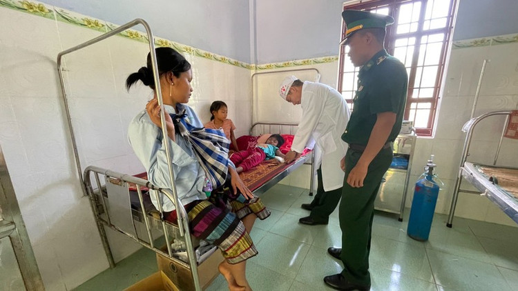 Hai cháu nhỏ bị ngộ độc được theo dõi tại Trạm xá quân dân y Paling. Ảnh: Plo.vn