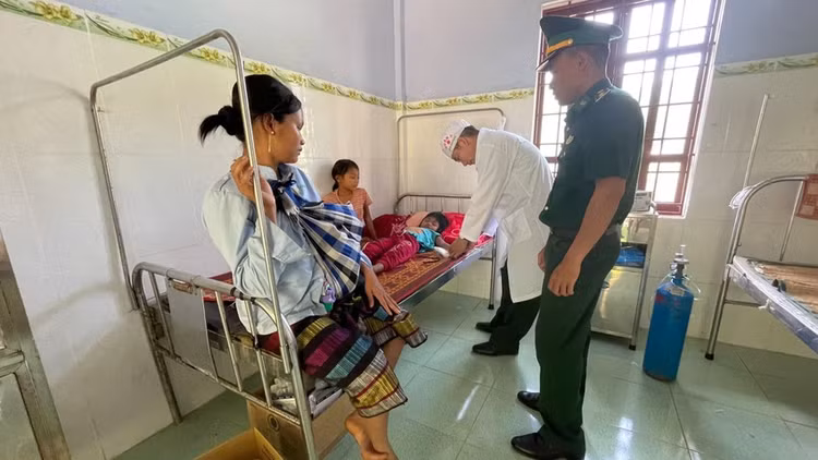 Hai cháu nhỏ bị ngộ độc được theo dõi tại Trạm xá quân dân y Paling. Ảnh: Plo.vn
