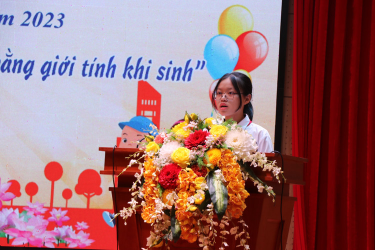 Em Phùng Thị Hà Vi, học sinh lớp 9A, Trường THCS Tô Hoàng