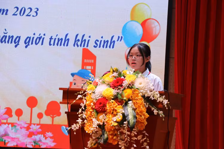 Em Phùng Thị Hà Vi, học sinh lớp 9A, Trường THCS Tô Hoàng