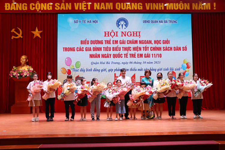 Quận Hai Bà Trưng Hà Nội tuyên dương 100 trẻ em gái chăm ngoan, học giỏi