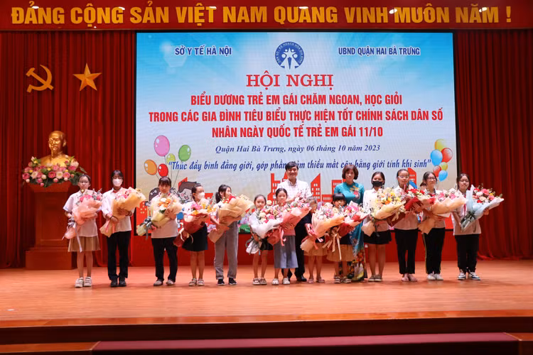 Quận Hai Bà Trưng Hà Nội tuyên dương 100 trẻ em gái chăm ngoan, học giỏi