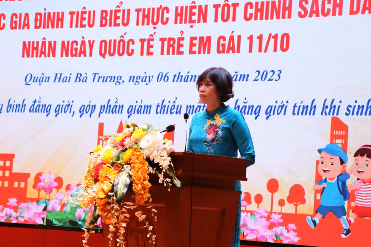 Bà Nguyễn Thị Thu Hiền, Ủy viên Ban Thường vụ Quận ủy, Phó Chủ tịch Ủy ban nhân dân quận Hai Bà Trưng phát biểu