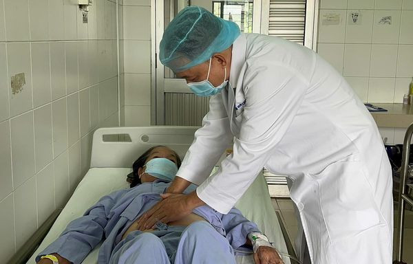 Thăm khám cho bệnh nhân sau phẫu thuật - Ảnh BVCC Thăm khám cho bệnh nhân sau phẫu thuật - Ảnh BVCC