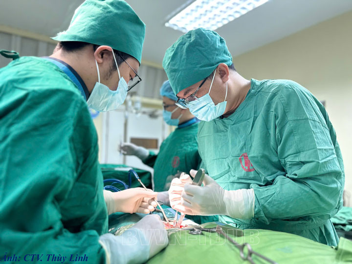 Các bác sĩ tiến hành phẫu thuật cho người bệnh