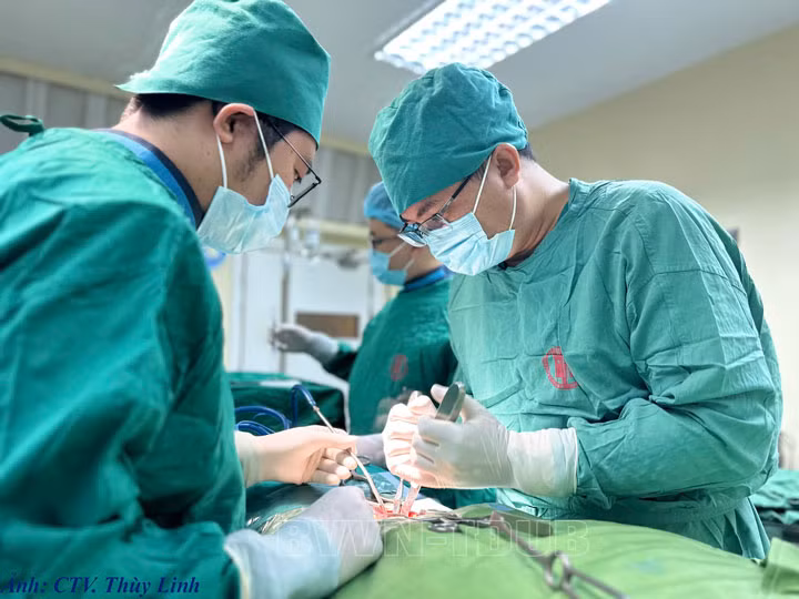 Các bác sĩ tiến hành phẫu thuật cho người bệnh