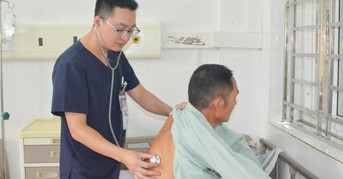 Bệnh nhân nhiễm bệnh whitmore đang điều trị tại Khoa Bệnh Nhiệt đới, Bệnh viện Bãi Cháy