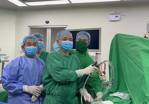 Ca tán sỏi ngược dòng cho bệnh nhân - Ảnh BVCC Ca tán sỏi ngược dòng cho bệnh nhân - Ảnh BVCC