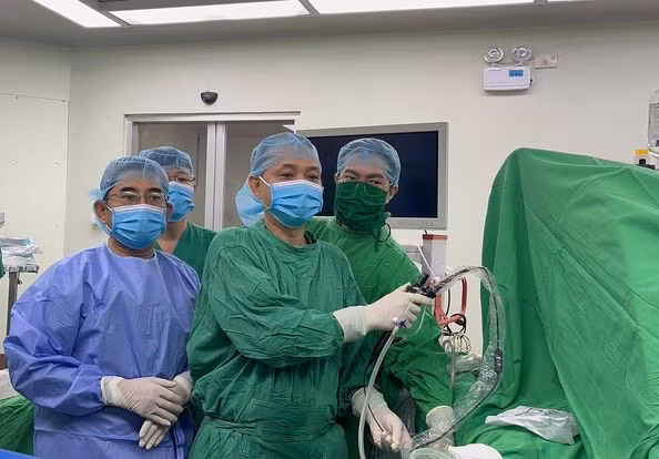 Ca tán sỏi ngược dòng cho bệnh nhân - Ảnh BVCC