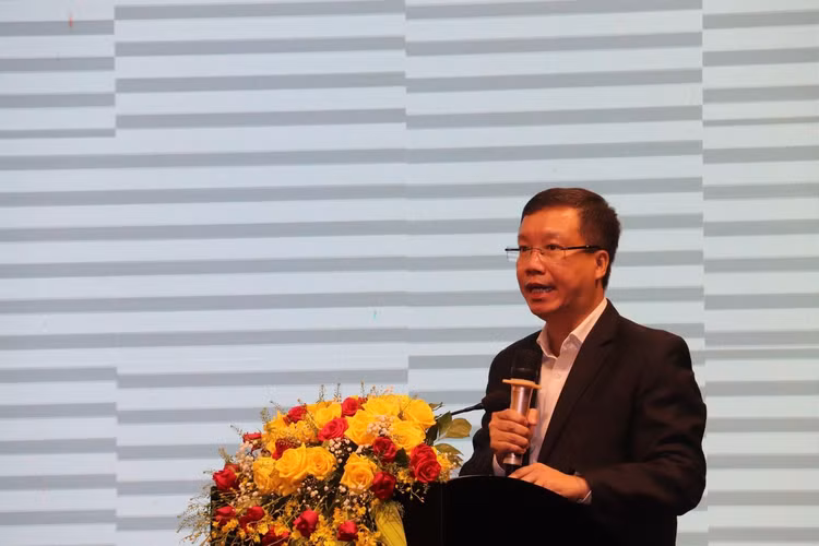 Ông Hoàng Cương - Trưởng phòng Chính sách đấu thầu, đại diện Bộ Kế hoạch và Đầu tư chia sẻ tại Hội nghị thường niên Câu lạc bộ Giám đốc các bệnh viện khu vực phía Nam năm 2023.