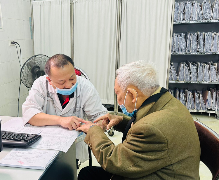 Thời tiết nồm ẩm: người già, trẻ nhỏ thi nhau nhập viện ảnh 1