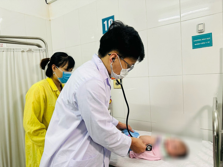 Thăm khám cho bệnh nhi tại bệnh viện Đa khoa Hà Đông